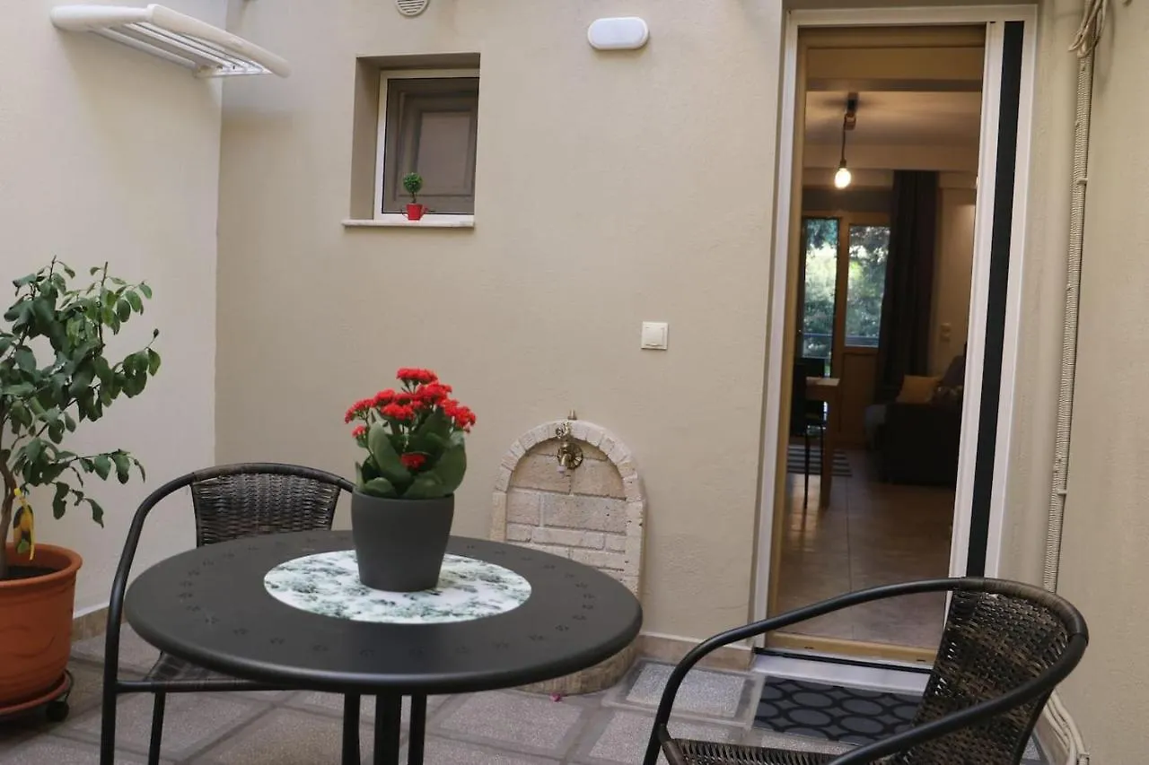 Quiet Urban Studio With Private Backyard Thessaloniki Greece